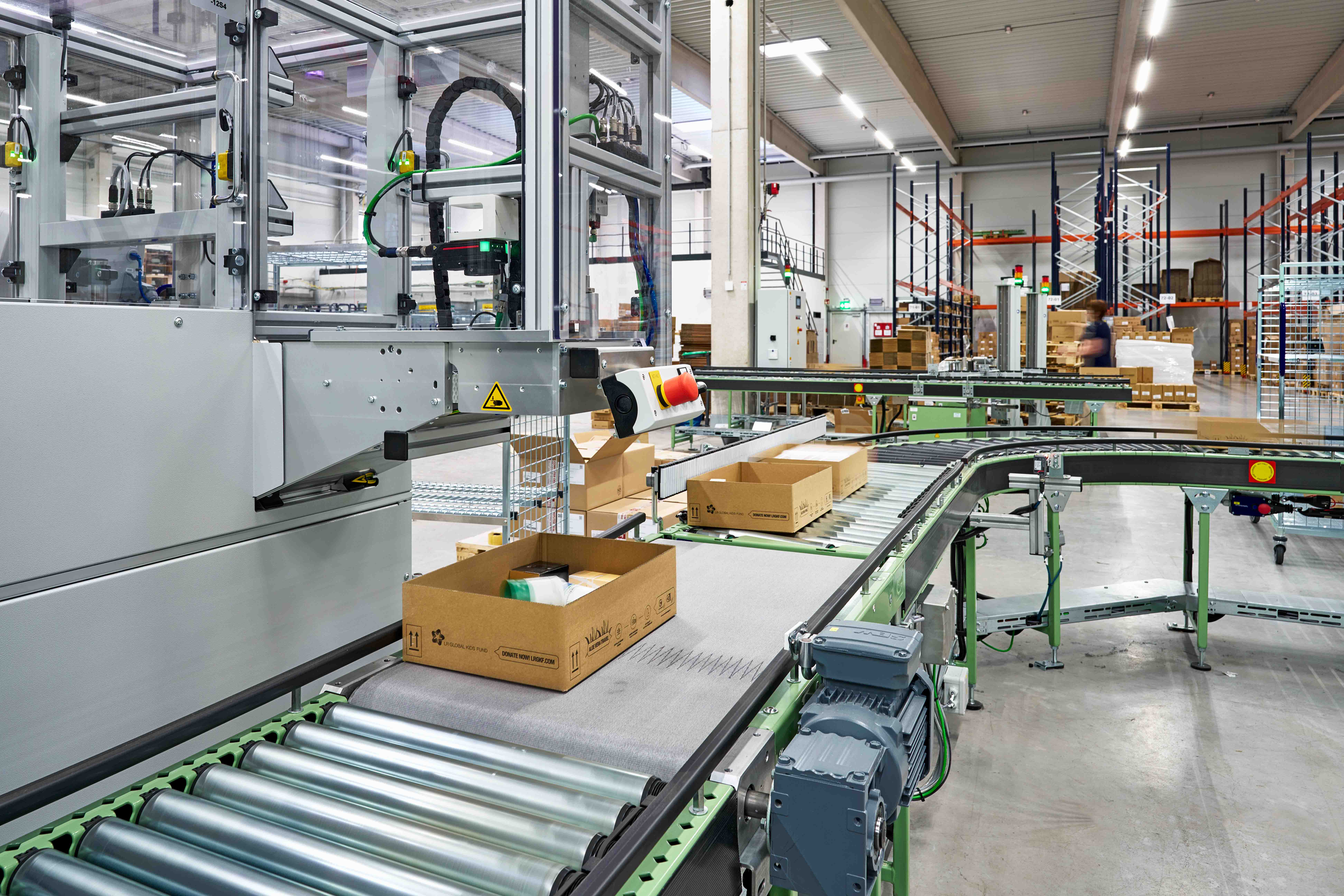 LR hat neues Logistikcenter in Betrieb genommen